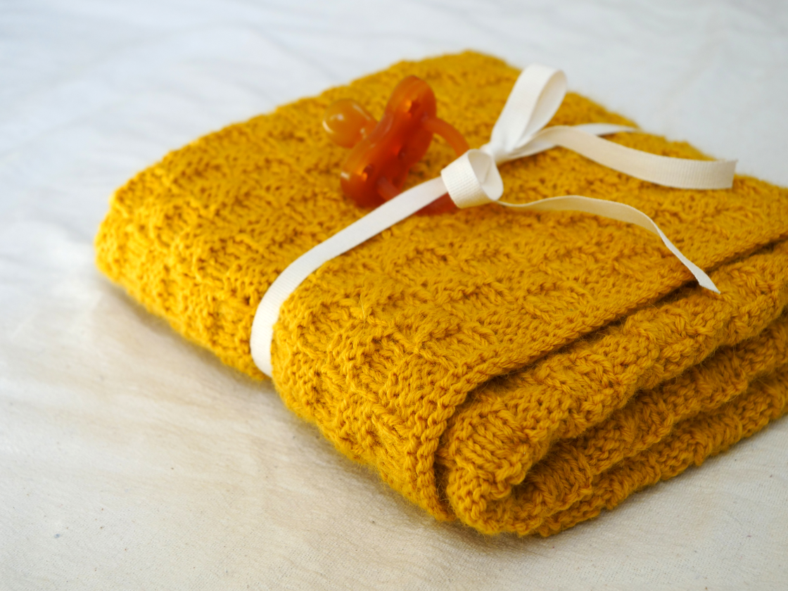 Kostenlose Strickanleitung – Einfache Babydecke im Schachbrettmuster